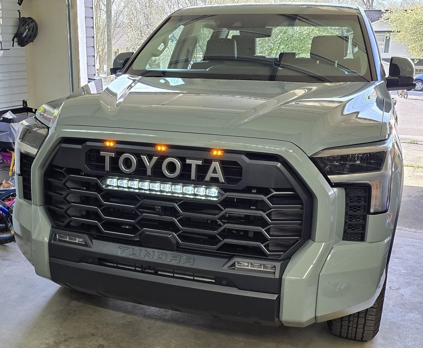 Tundra 2022+ front grill w/LED bar & DRL grill lights