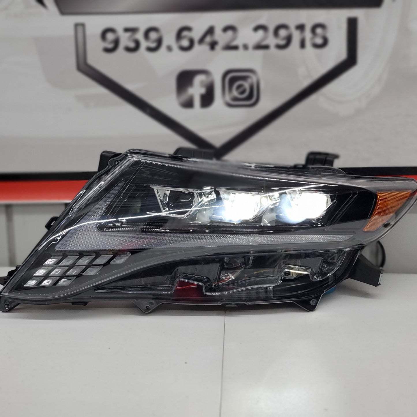 Toyota Venza 08-15 Headlights (Lexus style V1)
