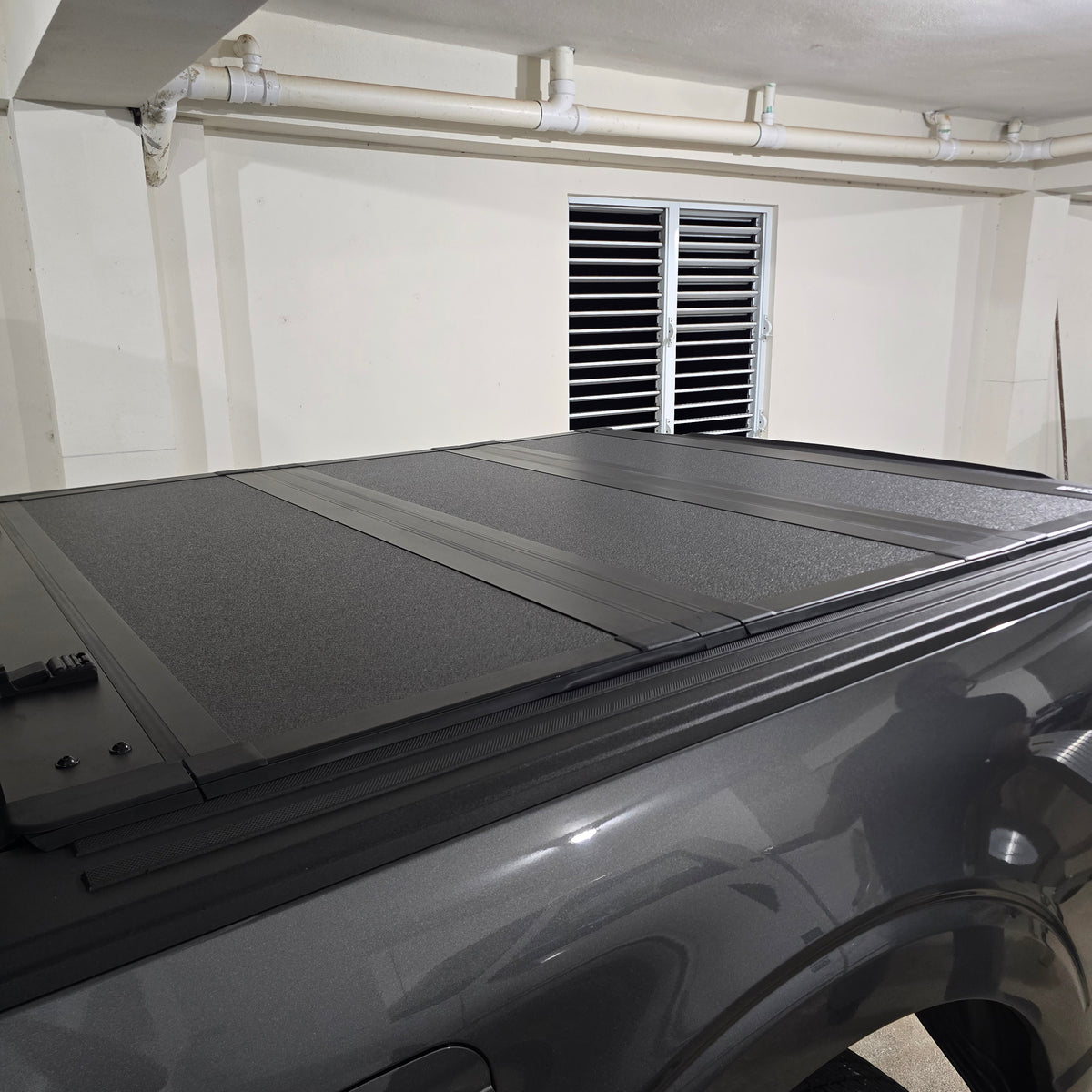 Westin 15-26 Ford F-150 5ft. 7in. Bed Hard Tri-Fold Tonneau Cover - Black